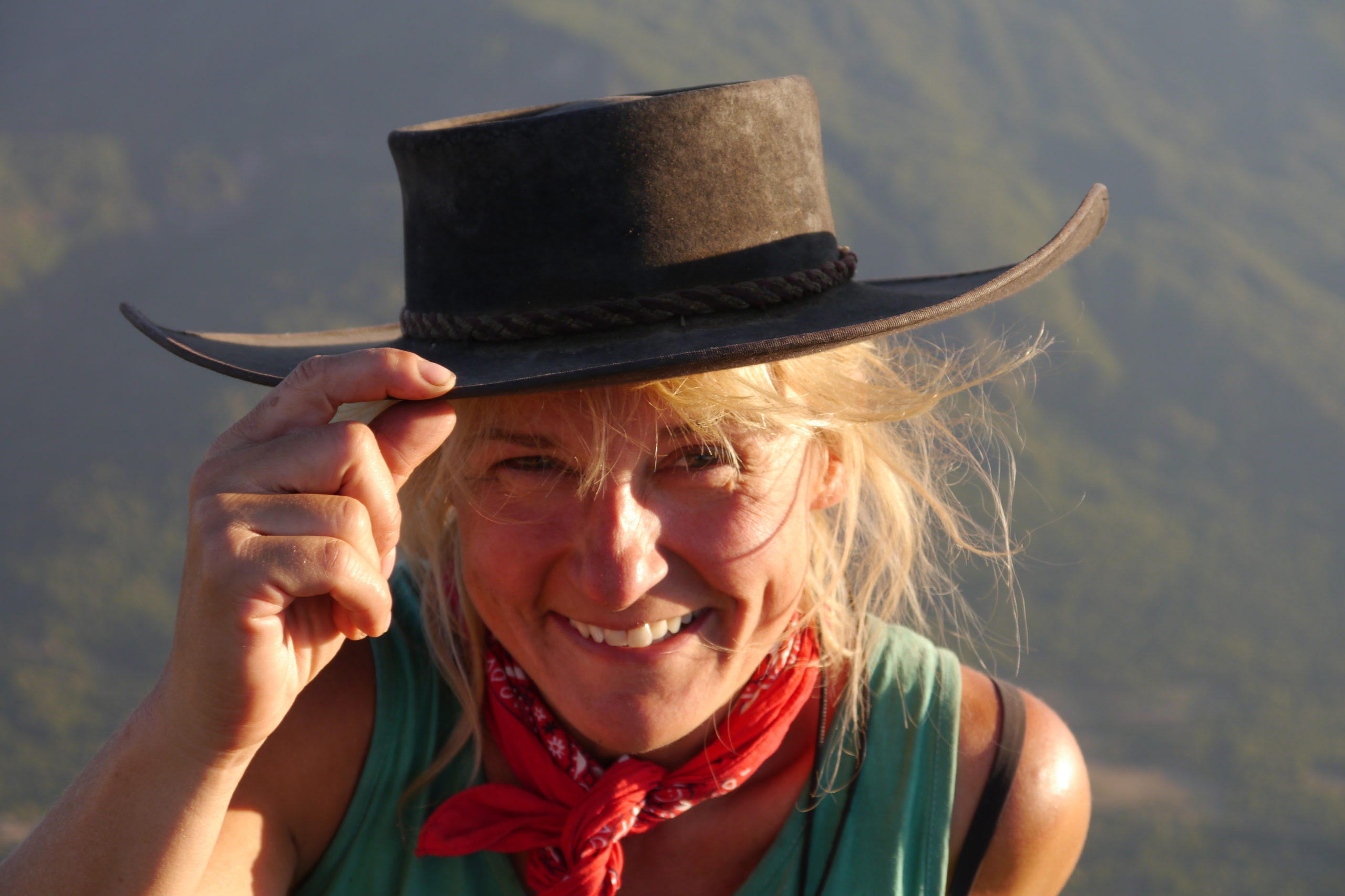 Eva in Chile mit Hut Eva in Chile glücklich
